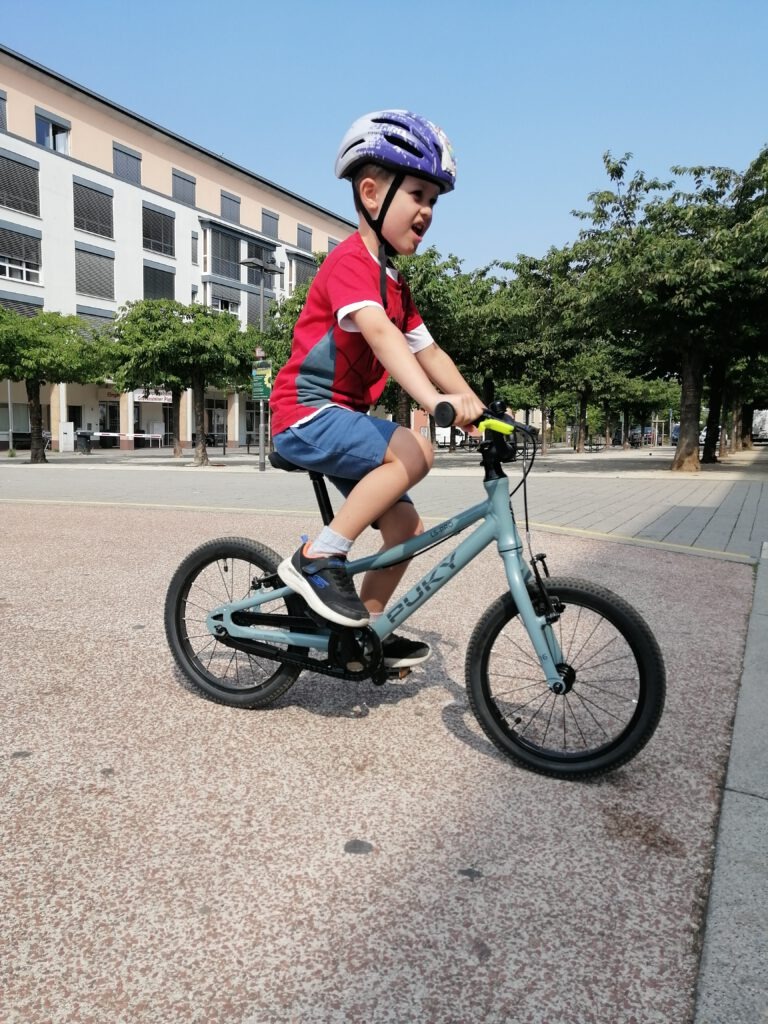 puky-ls-pro-16-riding-test.jpg Young rider testing the Puky LS Pro 16 on a cycle path