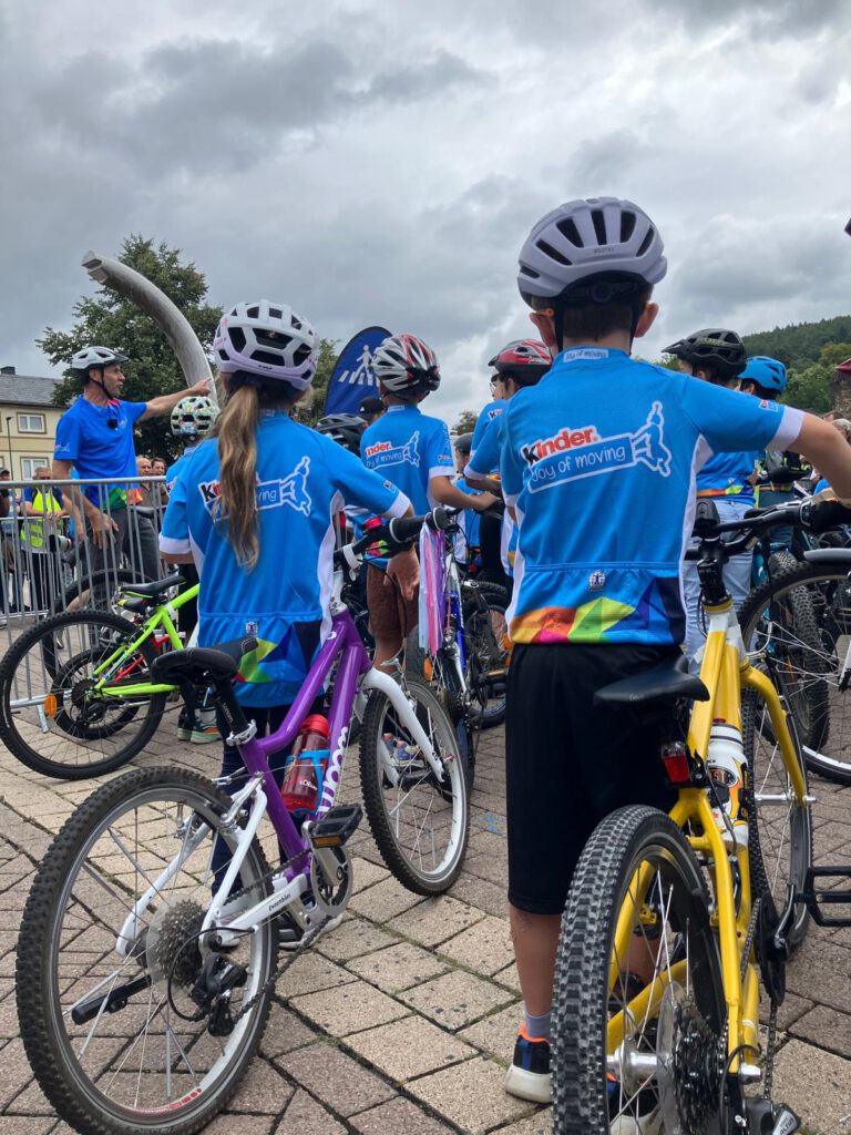 DTour-BadOrb-2026-startpreparation Kids lining ab before the start of the Joy of Moving Mini Tour Bike Parade.
